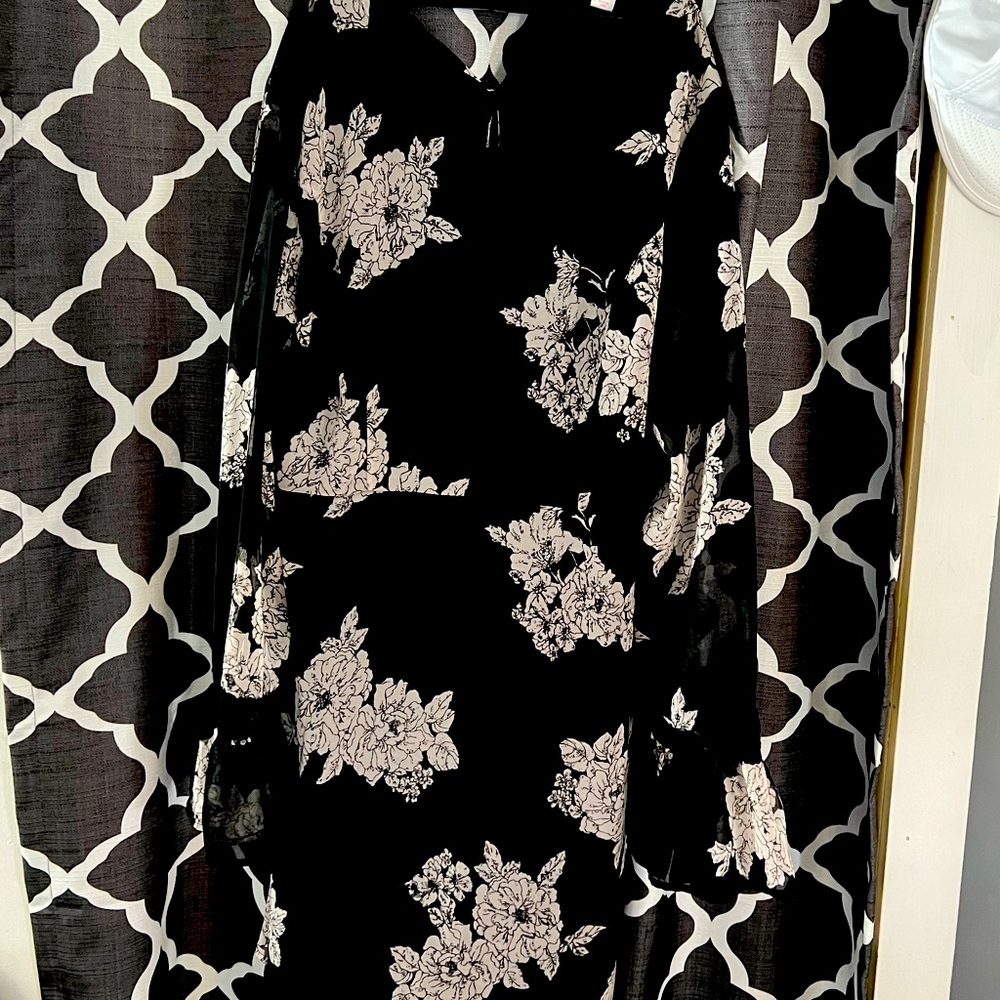 Black and white floral dress, loose fit and puffy sleeve